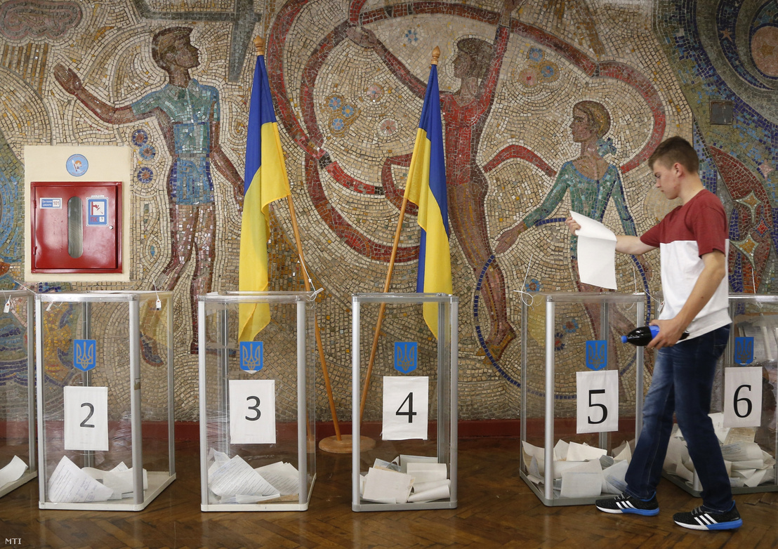 Férfi voksol az előrehozott ukrán parlamenti választáson Kijevben 2019. július 21-én.