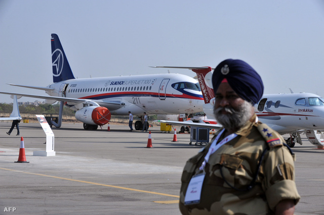 A Szuhoj Superjet 100-as március 14-én, Indiában, a 2012-es hiderabadi légishow-n.