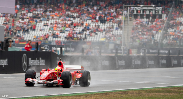 Mick Schumacher apja világbajnok autóját vezette a verseny előtti bemutatón