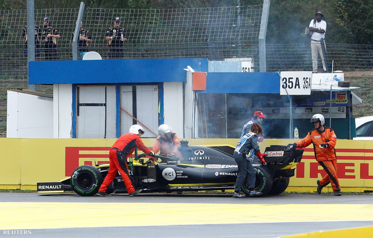 Ricciardo kénytelen volt feladni a versenyt