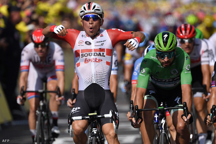 Caleb Ewan ünnepli győzelmét a Tour de France 21. szakaszán