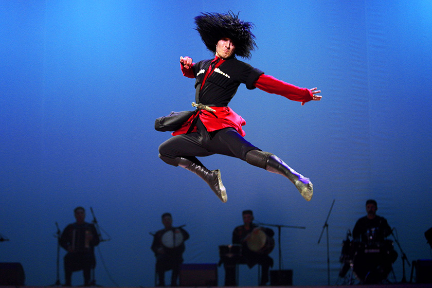 Красиво танцует лезгинку. Грузинский ансамбль Сухишвили. Грузинские танцы Сухишвили. Сухишвили грузинский балет солистки.