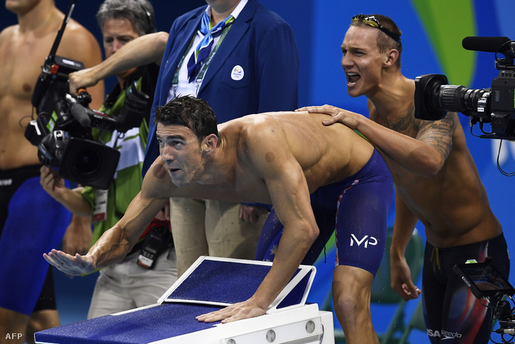 Michael Phelps (balra) és Caeleb Dressel a 4x100 méteres gyors váltó olimpiai döntőjében Rióban 2016. augusztus 7-én