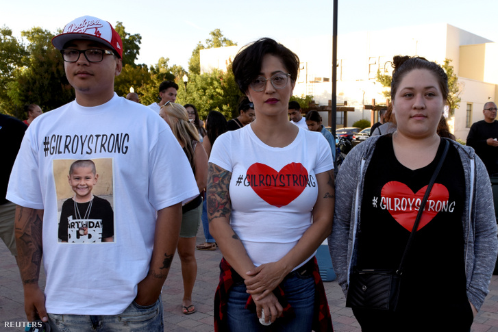 A gilroyi megemlékezésen résztvevők az egyik áldozatának képével a Gilroy City Hall előtt 2019. július 29-én