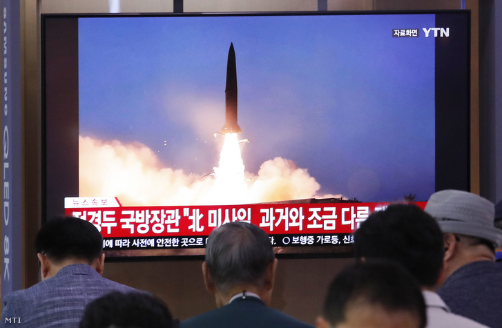 Tévéközvetítésben archív felvételeket néznek egy észak-koreai rakétakísérletről emberek a szöuli központi pályaudvaron 2019. július 31-én. Ezen a napon Észak-Korea egy héten belül másodszor lőtt ki rakétát.