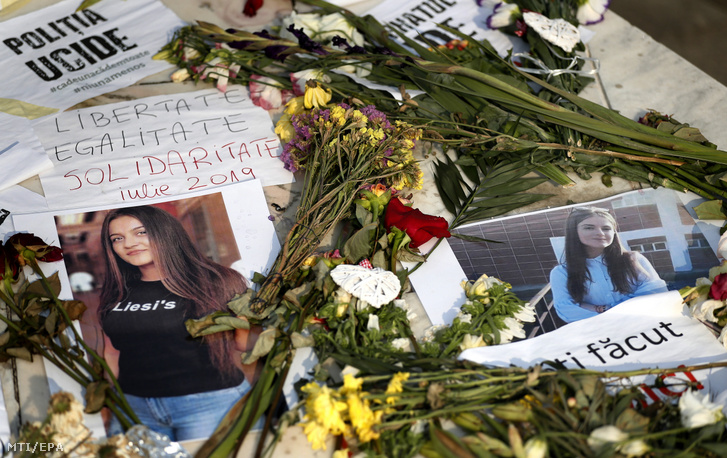 A feltehetőleg meggyilkolt tizenötéves lány képei a bukaresti belügyminisztérium előtt kialakult spontán emlékhelyen 2019. július 29-én három nappal a dél-romániai Caracalban elkövetett bűntett után