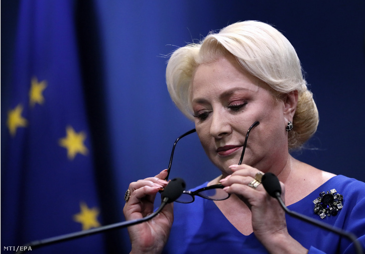 Viorica Dancila román miniszterelnök sajtótájékoztatót tart a tizenöt éves lány meggyilkolásának ügyében Bukarestben 2019. július 31-én.