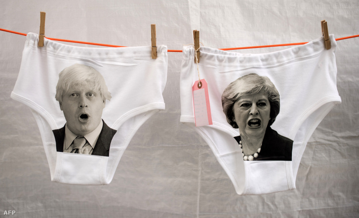 Boris Jonson jelenlegi, és Theresa May korábbi brit miniszterelnök arcképeivel díszített fehérneműk a Glastonbury Fesztivál egyik standján, az angliai Pilton közelében, 2019. június 26-án