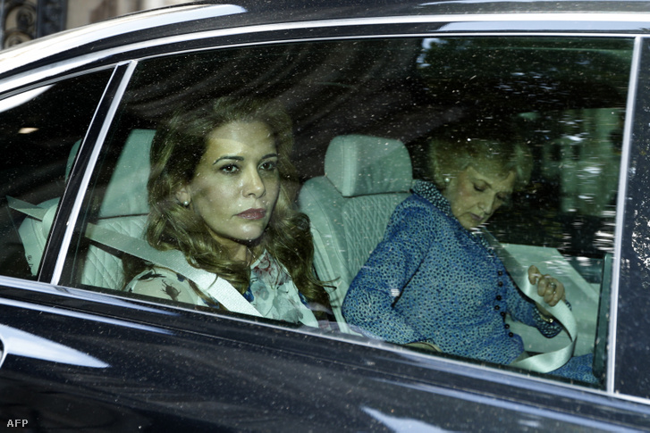Haya Bint al-Hussein elhagyja a Királyi Bíróságot ügyvédje Fiona Shackleton kíséretében