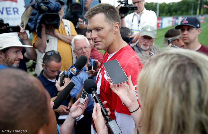 Tom Brady nyilatkozik a New England Patriots edzőtáborában