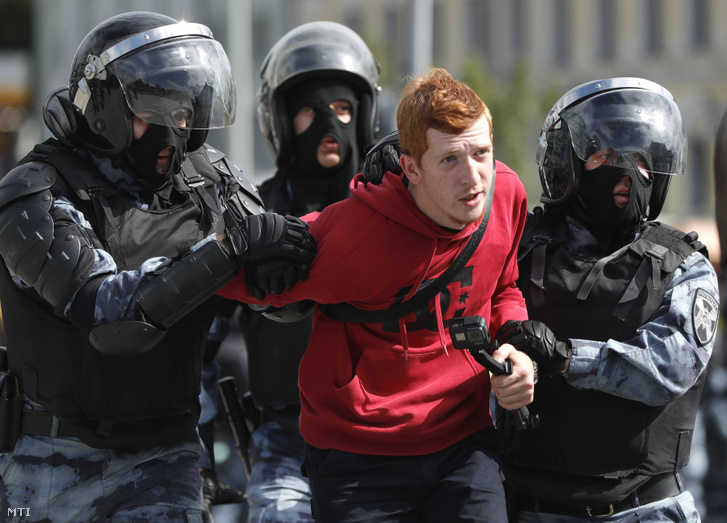 Tüntetőt tartóztatnak le rendőrök Moszkvában 2019. augusztus 3-án. A tüntetők amiatt tiltakoztak, hogy a választási bizottságok múlt héten elutasították a szeptember 8-i önkormányzati választásokon indulni szándékozó ellenzéki és független jelöltek jegyzékbe vételét.