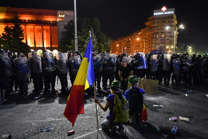 Tüntetők a kormányzat ellen romániában a bukaresti kormányzati épület előtt 2018. augusztus 10-én
