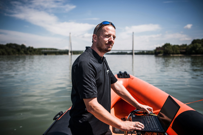 Bajdik János, a Norbit Hungary Kft. sales managere. A társaság side image képalkotó szonárokkal segített az aknamentesítő hajót a roncs fölé pozicionálni.