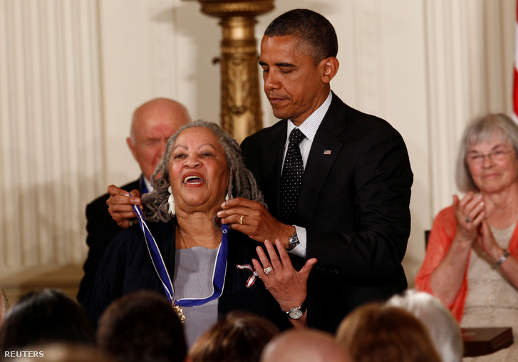 Barack Obama amerikai elnök (b) átadja az Elnöki Szabadság Érdemrendet Toni Morrison Nobel-díjas amerikai írónőnek a washingtoni Fehér Ház Keleti termében 2012. május 29-én.