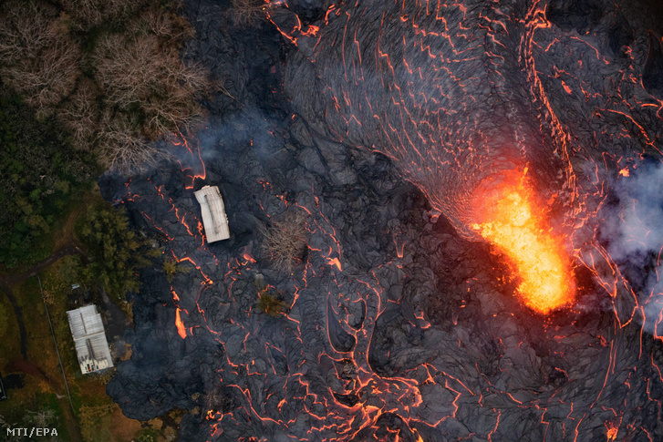 Légi felvétel a Kilauea tûzhányó lávafolyamáról amint felperzseli az útjában lévõ növényzetet a hawaii nagy szigeten fekvõ Pahoa város környékén 2018. május 22-én.