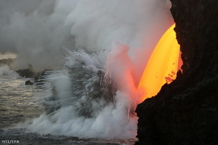 Az Amerikai Földtani Megfigyelõ Szolgálat (USGS) által 2017. február 2-án közreadott képen a Kilauea vulkán lángoló lávafolyama ömlik az óceánba a Hawaii-szigeteken február 1-én.