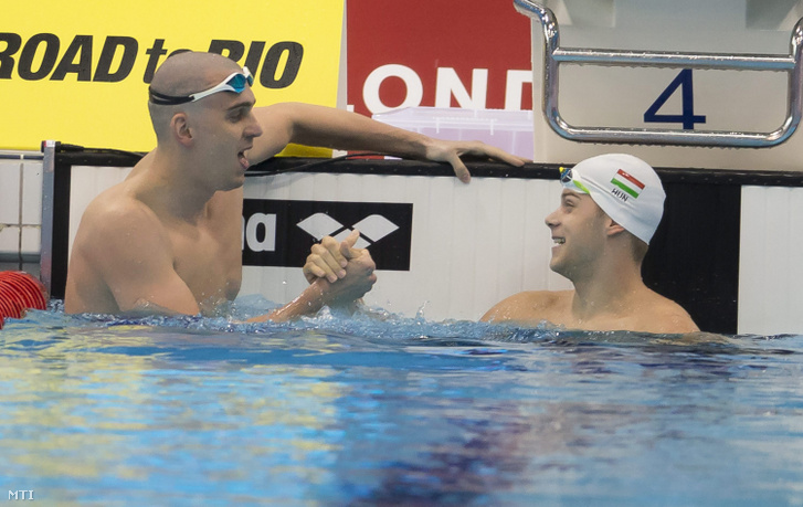 Cseh László (b) és Kenderesi Tamás a célban a 200 méteres pillangóúszás elõfutamában az úszó mûugró és szinkronúszó Európa-bajnokságon a London Aquatics Centerben 2016. május 18-án.
