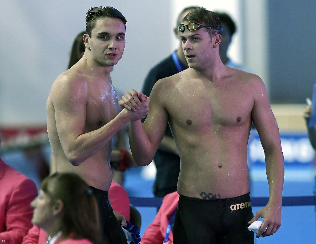 Milák Kristóf (b) és Kenderesi Tamás a férfi 200 méteres pillangóúszás elődöntője után a 18. vizes világbajnokságon a dél-koreai Kvangdzsuban 2019. július 23-án