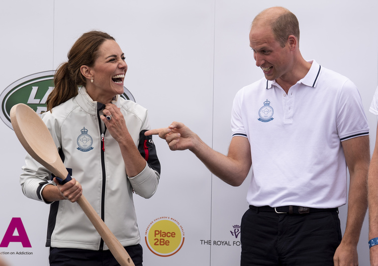 Íme Katalin hercegnő és Vilmos herceg a tegnapi King's Cup Regatta díjkiosztó ünnepségén