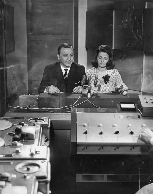 Dömök Gábor és Kertész Zsuzsa rádióbemondók 1967-ben a Magyar Rádió stúdiójában.
