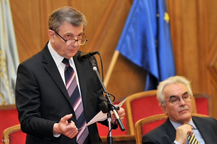 Miklós Maróth as Vice President of the Academy, speaking in Debrecen University's main hall on 28 January 2010.