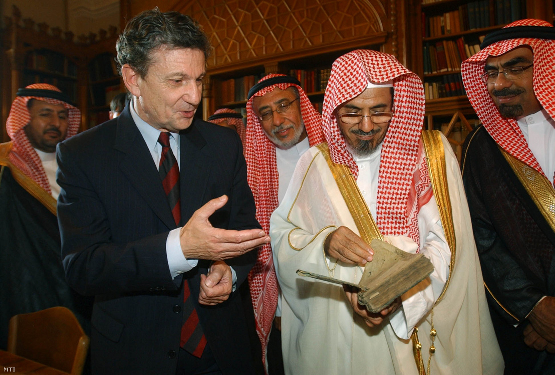 Miklós Maróth (left) and the Speaker of Saudi Arabia's Majlis al Shura (parliament), Sheik Salih bin Abdullah al Humaid (right) visiting the East collection of the Hungarian Academy of Sciences on 23 September 2003.