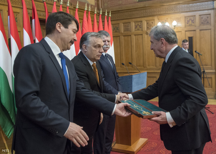 President János Áder (left), Prime Minister Viktor Orbán (l2), and Speaker of the Parliament László Kövér (l3) handing over the Corvin Chain to Miklós Maróth on 12 February 2018.