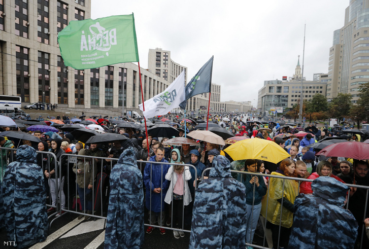 Ellenzéki tüntetõk követelik a szeptember 8-i önkormányzati választásokon indulni szándékozó ellenzéki és független jelöltek jegyzékbe vételét Moszkvában 2019. augusztus 10-én.