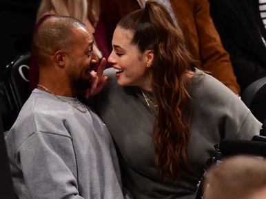 Ashley Graham babát vár