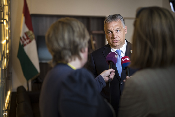 Orbán Viktor miniszterelnök nyilatkozik magyar újságíróknak EU-csúcs után Brüsszelben 2019. június 21-én.