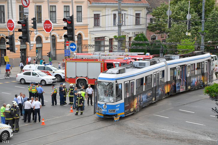 Sérült kisiklott villamos Debrecenben a Piac utca és a Kossuth utca kereszteződésében ahol a jármű összeütközött egy autóbusszal 2018. június 6-án.