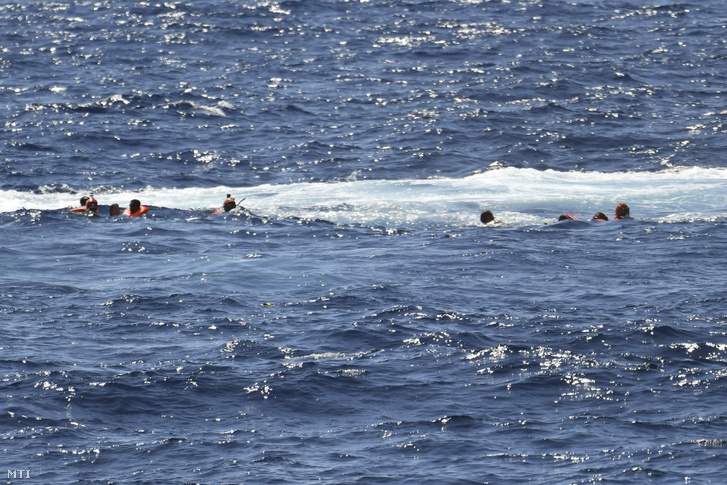 A dél-olaszországi Lampedusa közelében veszteglő Open Arms nevű spanyol civil mentőhajóról a vízbe ugrott embereket mentik 2019. augusztus 20-án. A mentőhajón több mint száz bevándorló maradt, akik közel három hete várják sorsuk rendeződését.