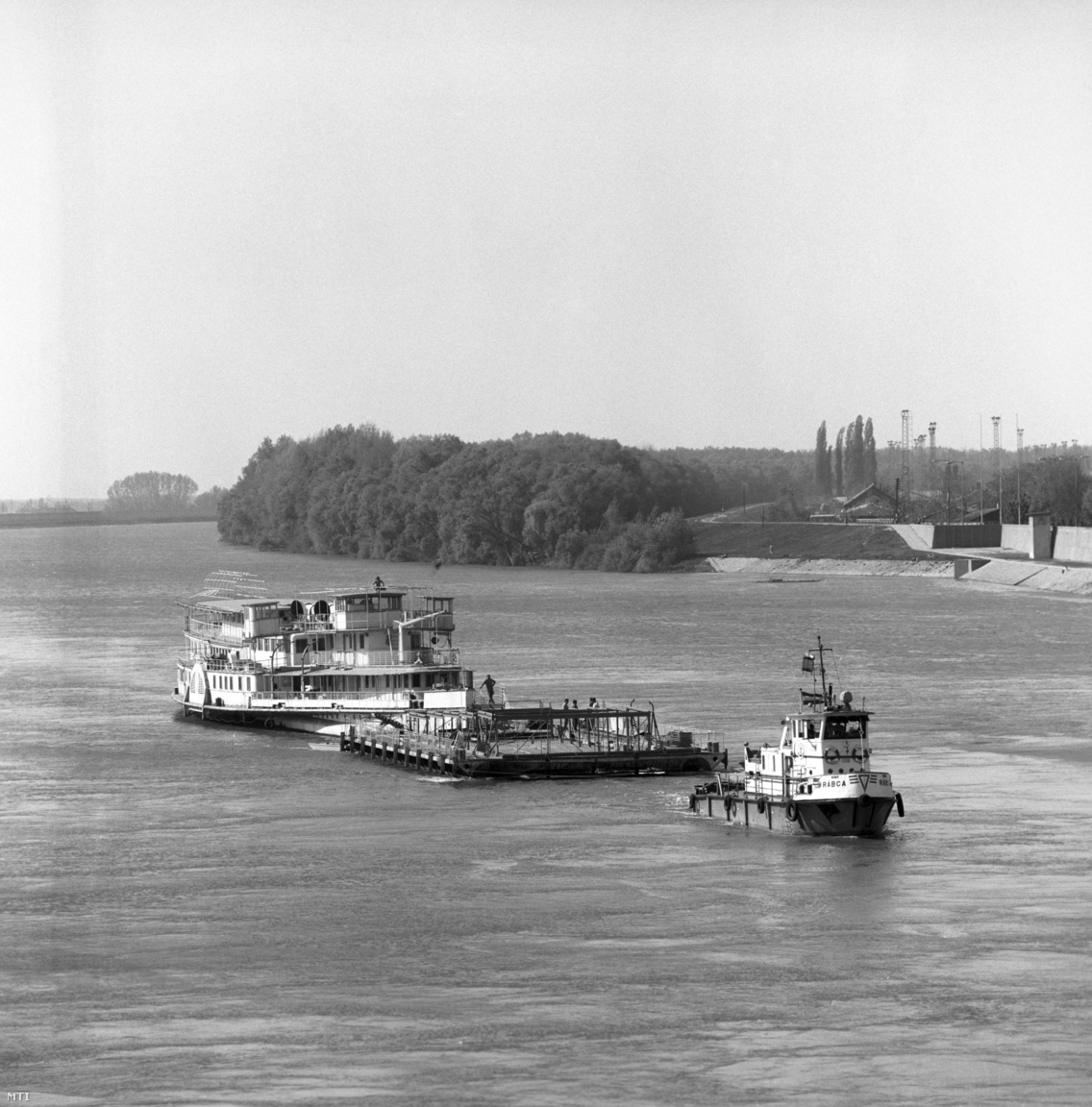 A Rábca nevű vontatóhajóval szállítják a Szőke Tisza II. üdülőhajót a belvárosi Tisza-partra a téli kikötőből 1989. április 11-én, hogy május 1-től szolgálatba álljon. 