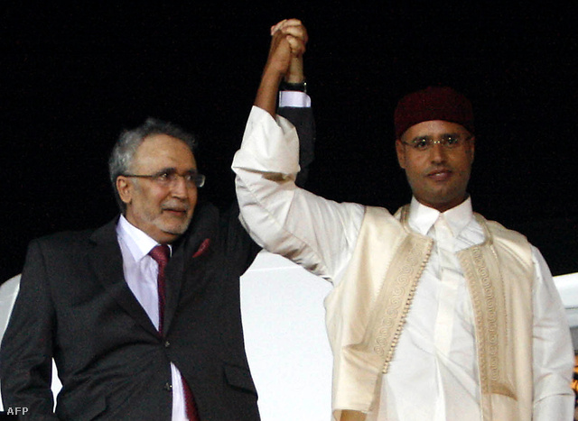 al-Megrahi (baloldalt) és Moammer Kadafi fia, Seif al-Islam Tripoli repterén 2009-ben