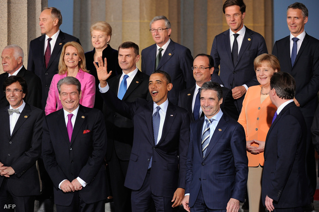 Középen Obama amerikai elnök, mellette jobbra  Anders Fogh Rasmussen, a NATO főtitkára, mögöttük Angela Merkel német és Francois Hollande francia államfők
