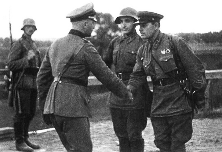 Szovjet és német katona fog kezet az invázió után Lengyelországban.
