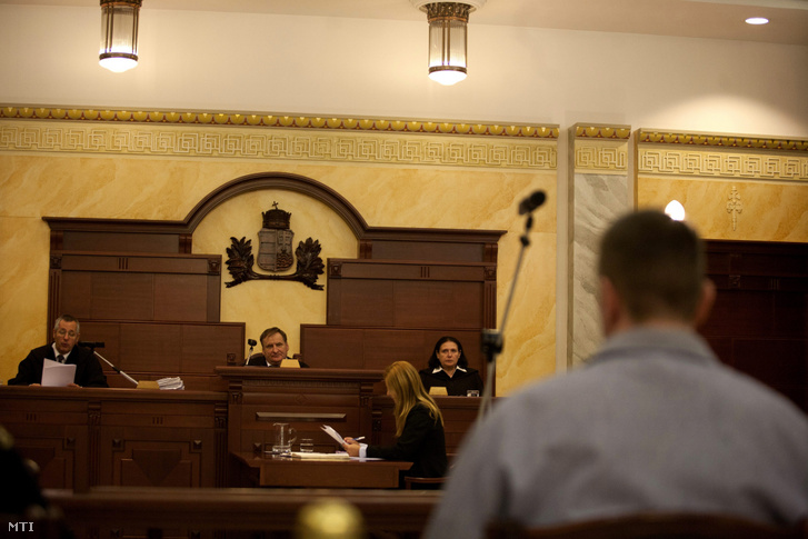 A móri bankrablás ügyében jogerősen életfogytiglani szabadságvesztésre ítélt Weiszdorn Róbert ül a vádlottak padján perének felülvizsgálati tárgyalásán a Legfelsőbb Bíróság tárgyalótermében 2011. november 3-án