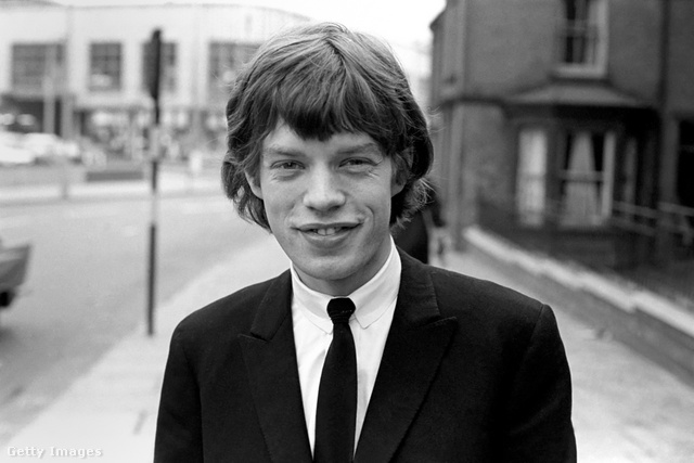 Mick Jagger 1964-ben, miután bűnösnek találták gépjárművel kapcsolatosan elkövetett bűncselekményekért
