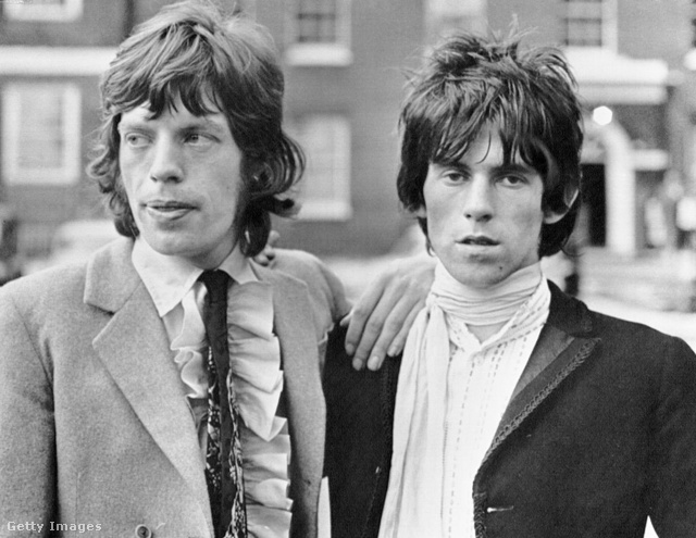 Mick Jagger és Keith Richards 1967-ben, miután elítélték őket marihuánafogyasztás miatt
