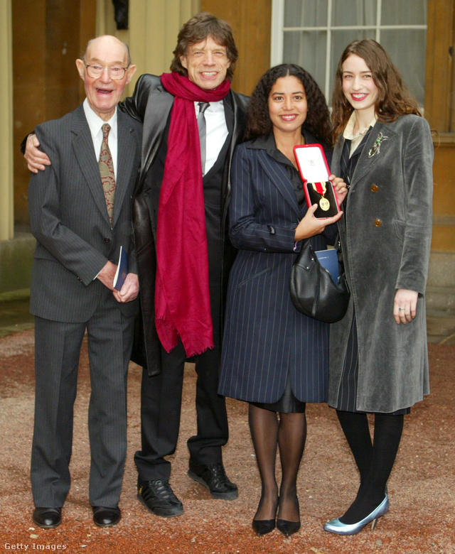 Sir Mick Jagger lovaggá ütése után. Mellette 92 éves édesapjával, illetve két lányával, Elizabeth-tel és Karis-szel