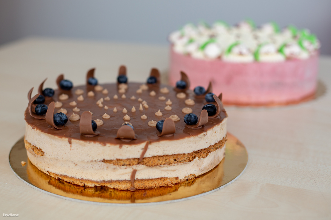 Tóth Cukrászda és a Capella Cukrászda által készített év tortái, balra a Kicsi Gesztenye, jobbra pedig a Boldogasszony Csipkéje