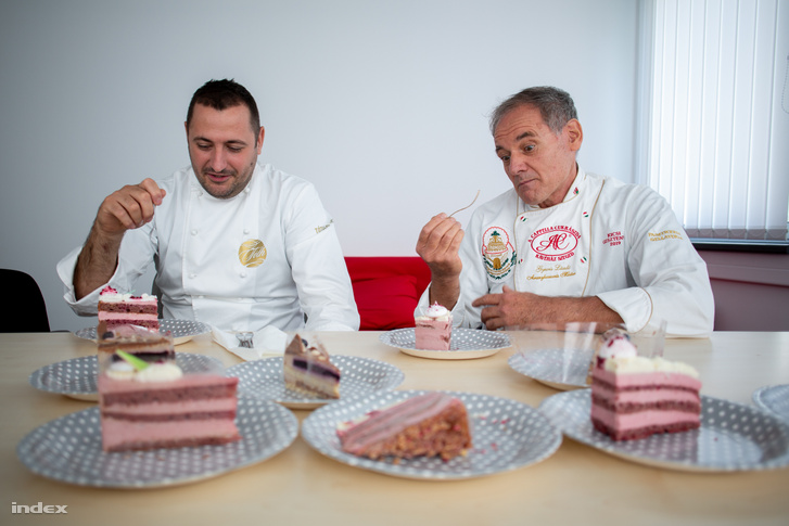 Cukrászmesterek kóstolják a más cukrászdák által készített év tortáit