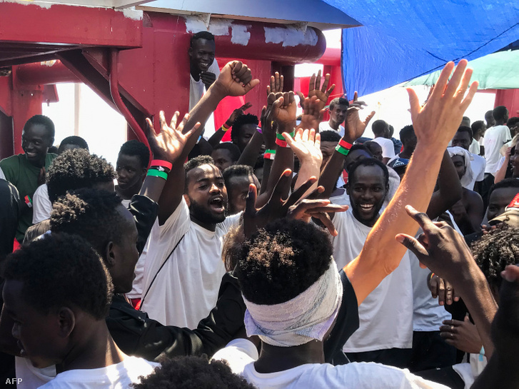 Ocean Vikingen tartozkodó menekültek ünneplik, hogy engedélyezték a hajó kikötését 2019. augusztus 23-án