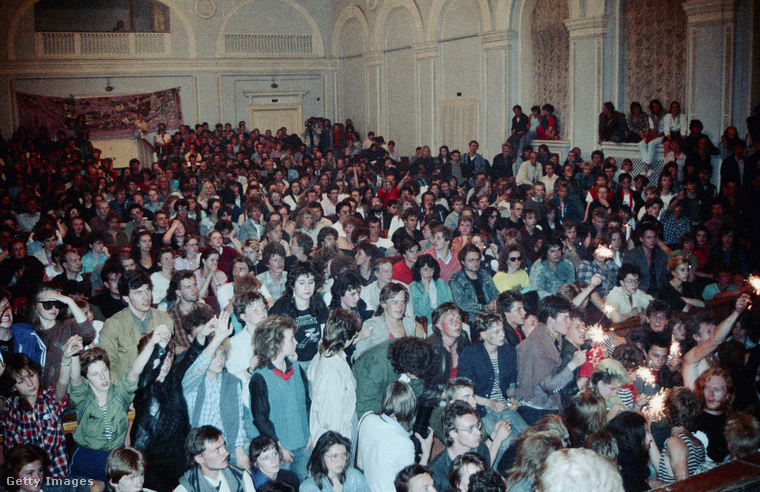 A leningrádi rockzenekarok anno ilyen tömegeket mozgattak meg: ez a fotó 1987-ben készült egy koncert közönségéről.