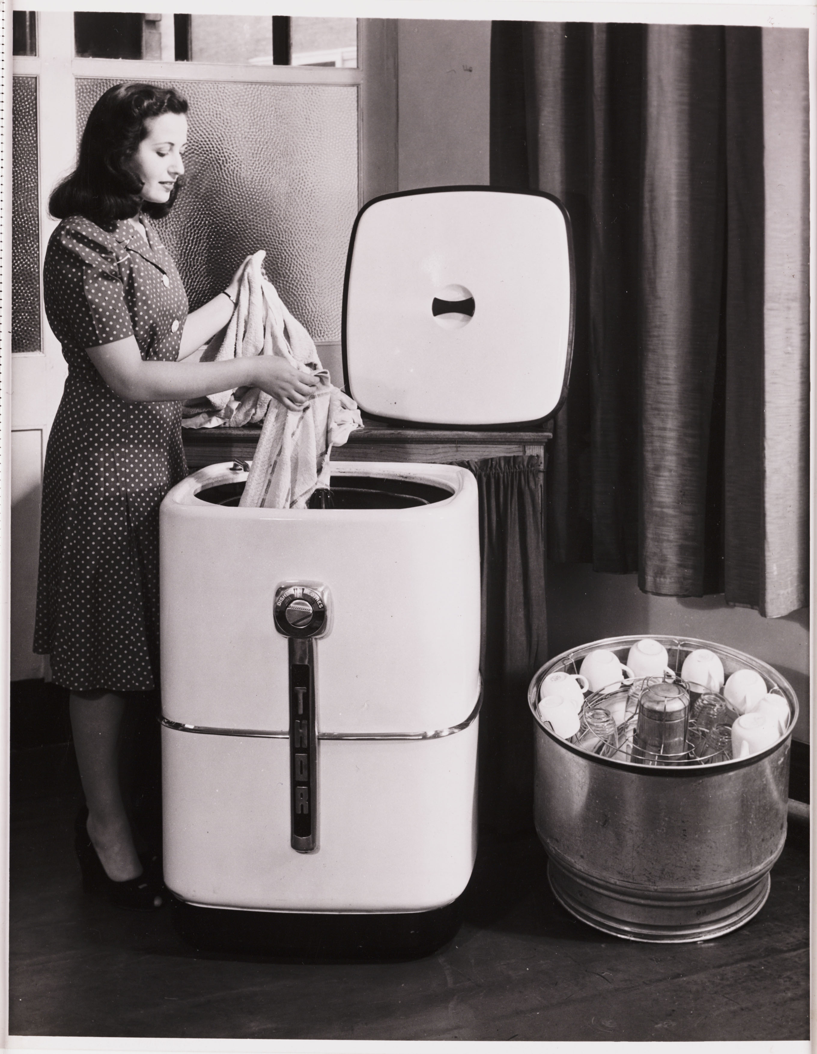 Как менялась стиральная машина. Первая стиральная машина Алва Фишер. Стиральная машина BENDIX 1947. Стиральная машина Thor 1908. 80 Wash стиральная машина.