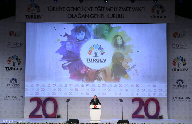 Recep Tayyip Erdogan mond beszédet a Türgev 20 éves évfordulós ünnepségén 2016-ban.