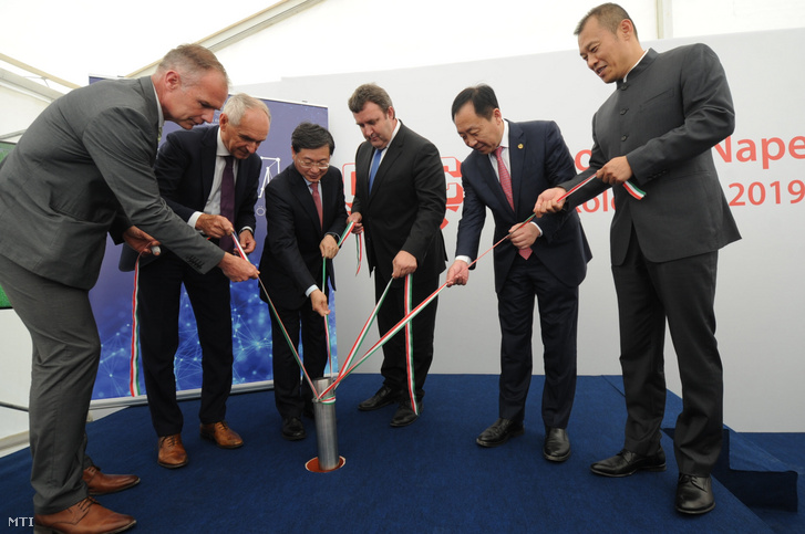 Left to right: Kaposvár's Deputy Mayor Zsombor Borhi, Mayor Károly Szita mayor, Genertec's CEO Lu Ji-Min, Minister of Innovation and Technology László Palkovics, CMC's President Juen Kuang, and Chinese trade attaché Lin Po lowering a time capsule at the foundation stone ceremony of the Kaposvár solar energy plant on 17 June 2019.