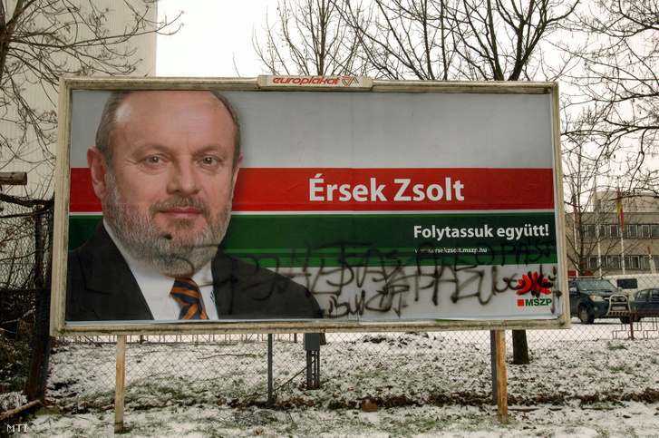 Érsek Zsolt MSZP-s képviselõjelölt összefirkált választási óriásplakátja Hatvanban a Radnóti téren. 2010. január 20.