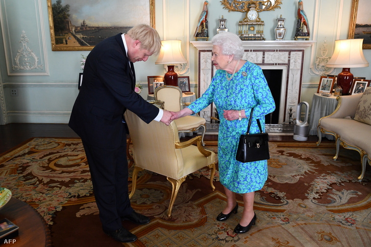 Az újonnan megválasztott Boris Johnson miniszterelnököt köszönti II. Erzsébet brit királynő a Buckingham Palotában 2019. július 24-én