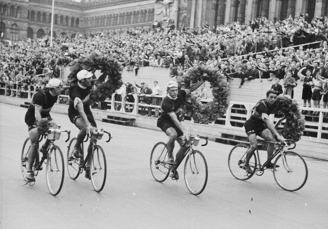 A győztes belga kerékpárosok koszorúkkal haladnak a rajongók előtt 1939-ben